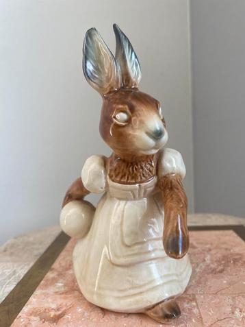 Goebel beeldje haas met bowling bal gemerkt onderop beschikbaar voor biedingen