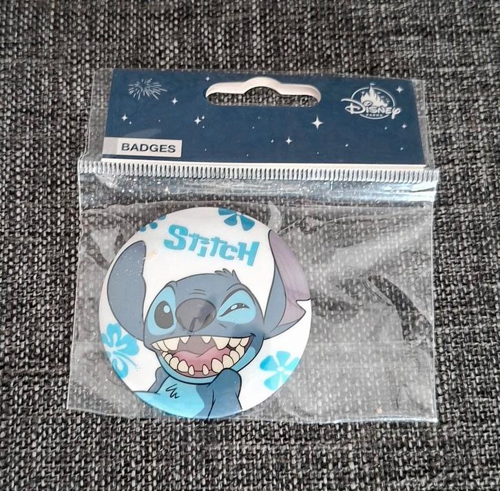 Stitch badge button - Disneyland Parijs (nieuw), Verzamelen, Speldjes, Pins en Buttons, Nieuw, Speldje of Pin, Ophalen of Verzenden