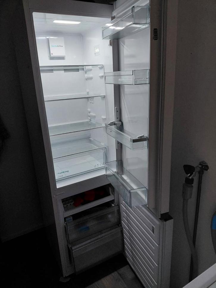 Sharp Koelkast - Halfjaar Oud - voor 9 november, Witgoed en Apparatuur, Koelkasten en IJskasten, Zo goed als nieuw, Met vriesvak