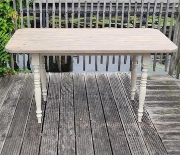 Grenen eettafel gerestyled met houten bovenblad beschikbaar voor biedingen