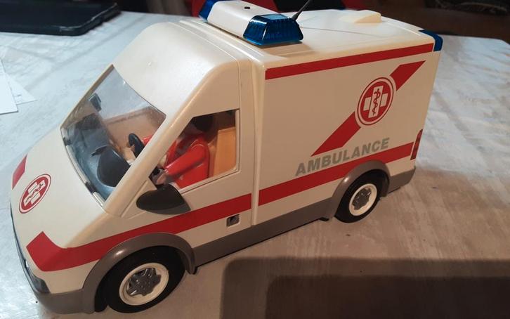 4221 ambulance met alarmlichten, Kinderen en Baby's, Speelgoed | Thomas de Trein, Gebruikt, Ophalen of Verzenden