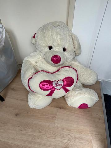Grote Teddybeer met Hart - 70cm zittend, 100cm gestrekt beschikbaar voor biedingen