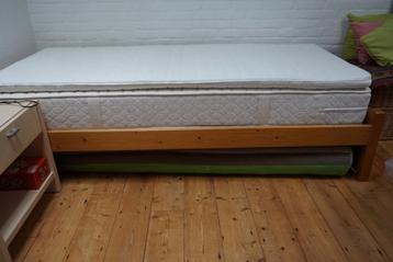 Eenpersoonsbed met of zonder matras en topmatras t.e.a.bod beschikbaar voor biedingen