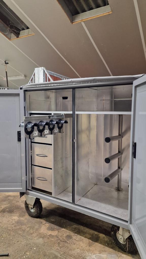 Mobiele zadelkast - concourskast - tackbox krismar, Dieren en Toebehoren, Paarden en Pony's | Overige Paardenspullen, Zo goed als nieuw