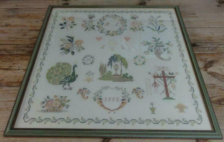 Ingelijste geborduurde merklap, 1992, Antiek en Kunst, Curiosa en Brocante, Ophalen of Verzenden