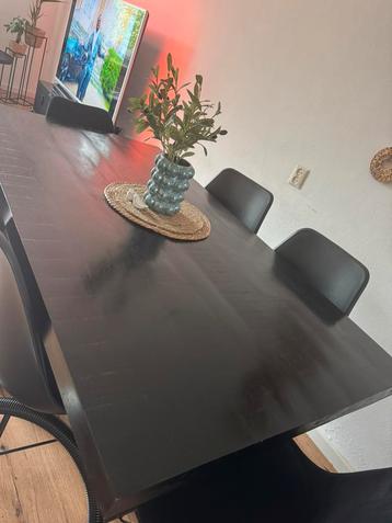 Zwarte eettafel beschikbaar voor biedingen