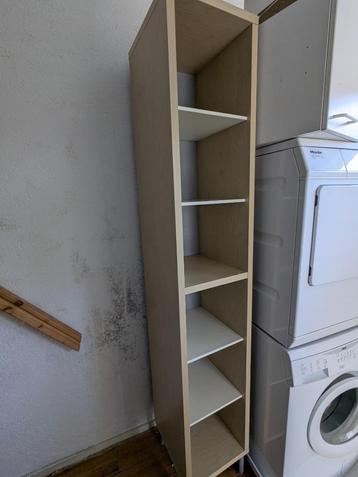 nette hoge en smalle boekenkast 