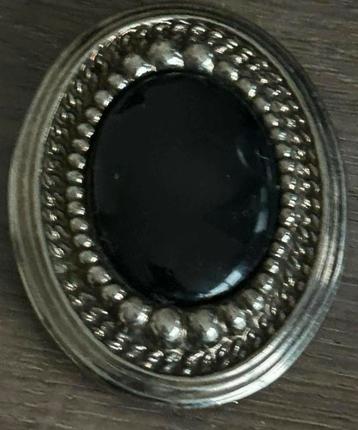 MOOIE GROTE ZILVERKLEURIG BROCHES VOORZIEN MET ZWARTE STEEN beschikbaar voor biedingen