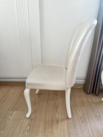3 Witte, elegante stoelen (zo goed als nieuw) beschikbaar voor biedingen