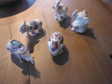 verzameling vier porselein (geluks) olifantjes , SPG gemerkt beschikbaar voor biedingen