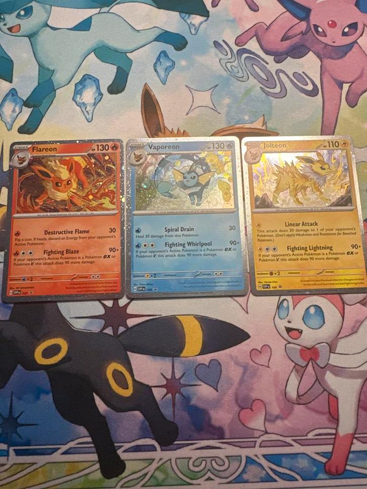 Pokémon Prismatic Evolutions Set - Flareon, Vaporeon, Jolteo, Hobby en Vrije tijd, Verzamelkaartspellen | Pokémon, Zo goed als nieuw