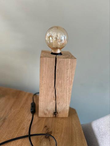 Lampje op houten sokkel  beschikbaar voor biedingen