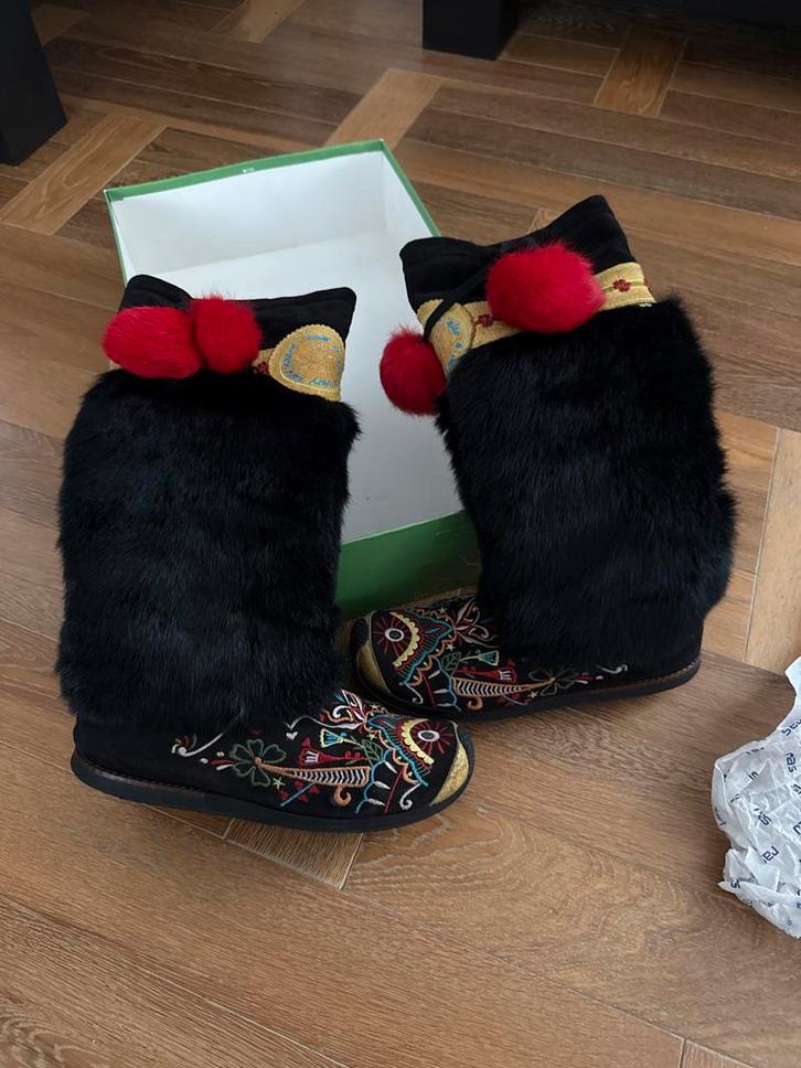 Zwarte Laarzen met Bont en Rode Pompons van merk Ras, Kleding | Dames, Schoenen, Zo goed als nieuw, Hoge laarzen, Zwart, Ophalen of Verzenden