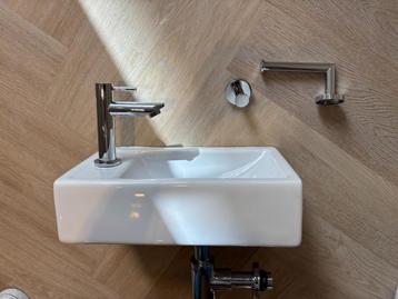 Toilet fontein/wasbak (zwevend) incl kraan en toebehoren beschikbaar voor biedingen