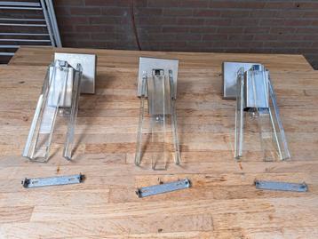 Drie wandlampen van staal en glas. beschikbaar voor biedingen