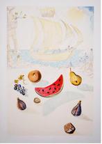 Salvador Dali (1904) Kleur Lithografie "Ship and Fruits" Gen, Antiek en Kunst, Ophalen of Verzenden