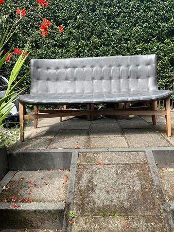 Moderne zithoek: bank met drie bijpassende stoelen beschikbaar voor biedingen