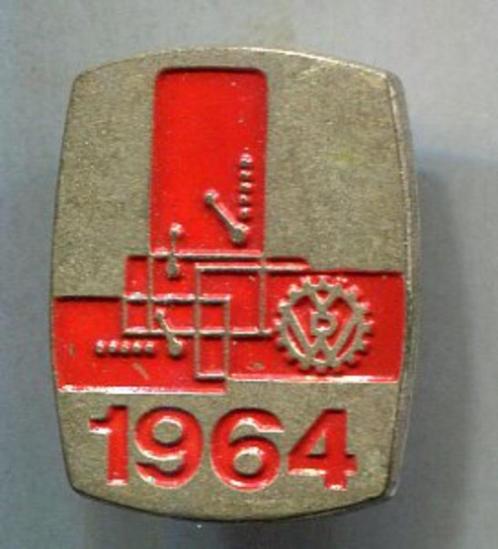 1964 machinefabriek duitland zilverkleurig speldje ( P_271 ), Verzamelen, Speldjes, Pins en Buttons, Nieuw, Speldje of Pin, Merk