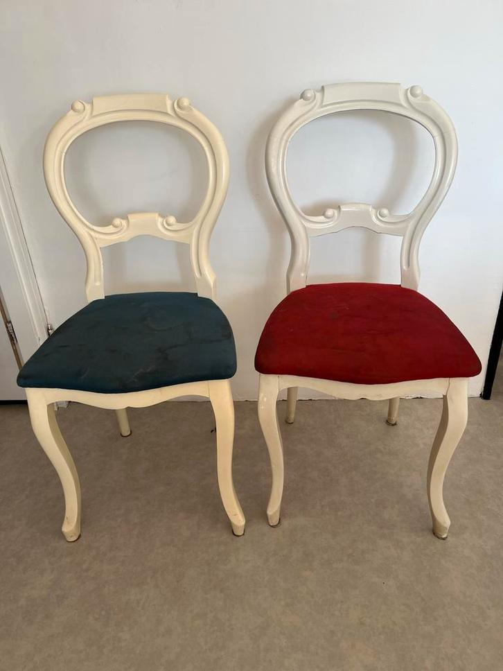 2 vintage witte stoelen met gekleurde zitting, Huis en Inrichting, Stoelen, Gebruikt, Twee, Hout, Wit, Ophalen