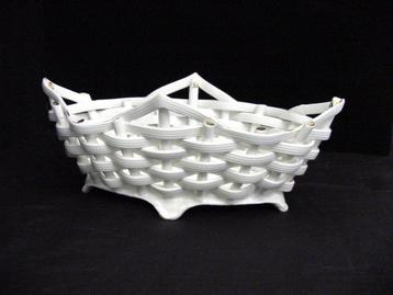 antieke porseleinen mand beschikbaar voor biedingen