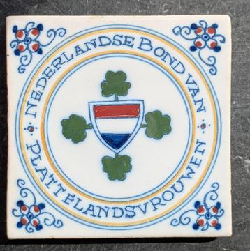 Keramisch tegeltje Nederlandse bond van Plattelandsvrouwen beschikbaar voor biedingen