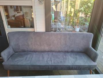 Eettafel bankje beschikbaar voor biedingen