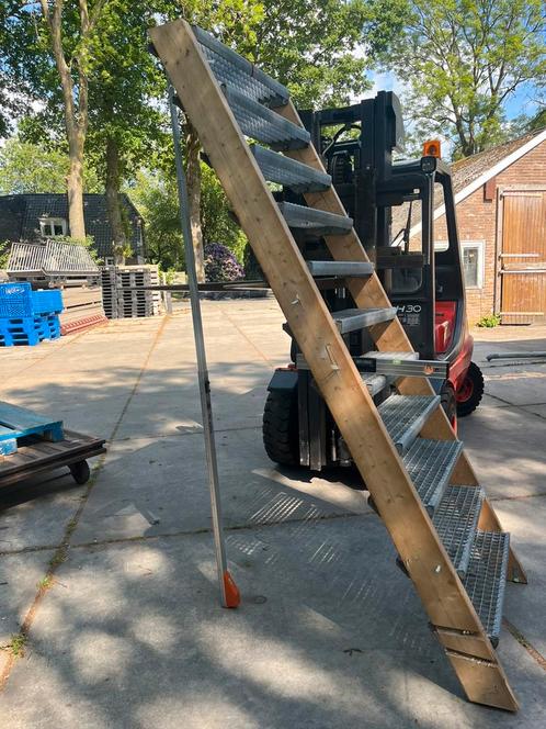 Rechte trap 11x anti slip treden gegalvaniseerd 2.35 m hoog, Doe-het-zelf en Verbouw, Overige Doe-het-zelf en Verbouw, Gebruikt