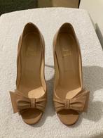 Schoenen Louboutain, Pumps, Beige, Ophalen of Verzenden, Zo goed als nieuw