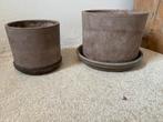 Twee grijze terracotta potten, Tuin en Terras, Bloempotten, Ophalen of Verzenden