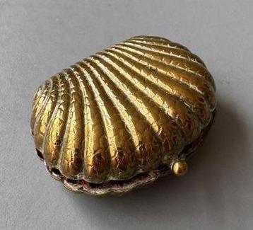 Uniek en zeldzaam schelpen beursje beschikbaar voor biedingen