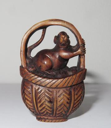 Houten Netsuke van een muis in mand beschikbaar voor biedingen