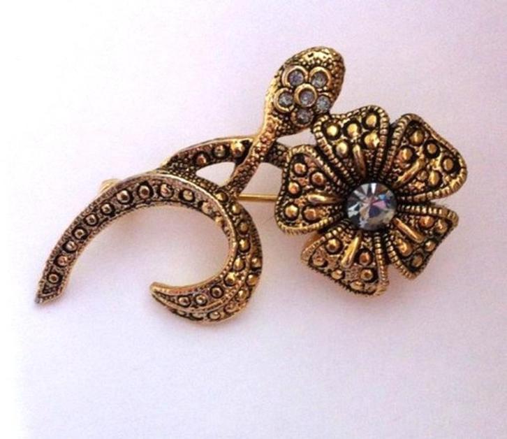 Vintage bloem broche, goudkleurig met kristallen (7331-3841), Sieraden, Tassen en Uiterlijk, Broches, Zo goed als nieuw, Overige materialen