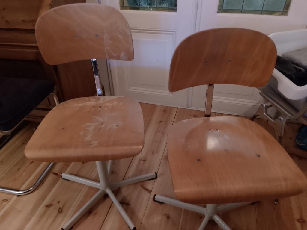 Bureaustoel hout 2x met lakschade., Ophalen, Gebruikt, Bruin, Bureaustoel