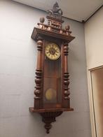 Antieke paardjesregulateur in hoge kast, groot model., Ophalen