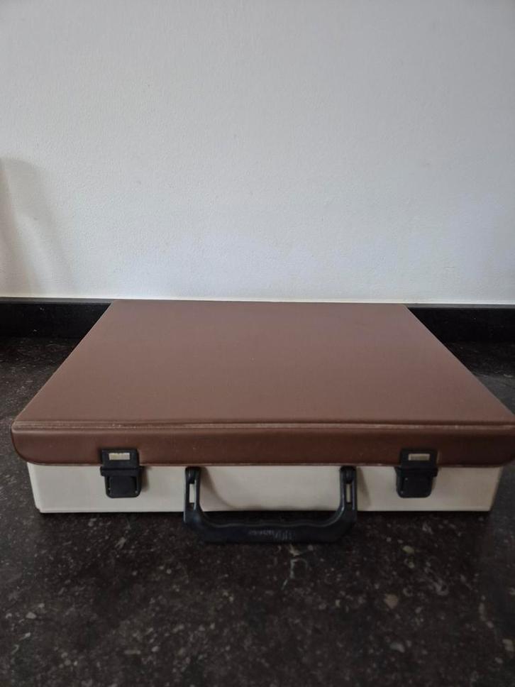 Vintage cassettebandjeskoffer, Cd's en Dvd's, Cassettebandjes, Gebruikt, 26 bandjes of meer, Met bewaardoos, rek of koffer, Ophalen of Verzenden