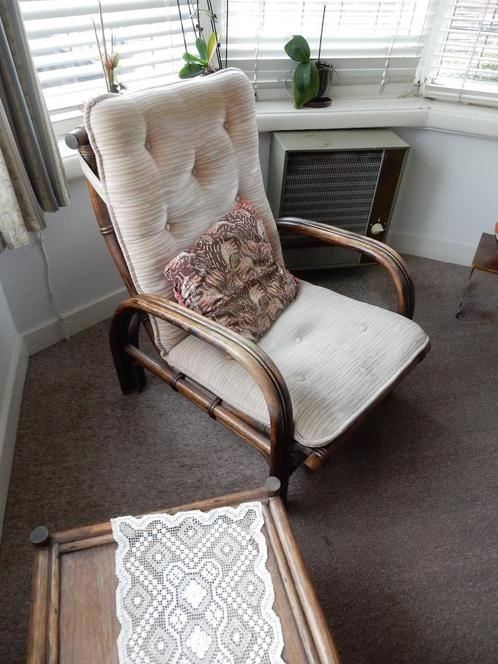 vintage Rotan fauteuil met  stoffen zitting en bijzettafel, Huis en Inrichting, Fauteuils, Gebruikt, Hout, Riet of Rotan, Stof