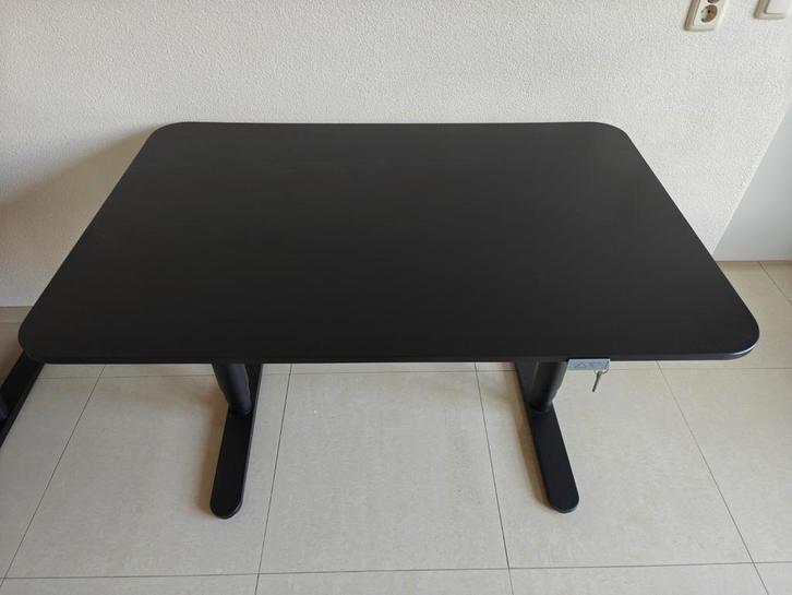 Ikea Bekant zit-sta bureau, Huis en Inrichting, Bureaus, Zo goed als nieuw, Stabureau, Elektrisch, In hoogte verstelbaar, Ophalen