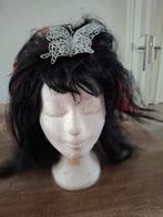 Zwarte pruik met rode accenten, Ophalen of Verzenden, Zo goed als nieuw