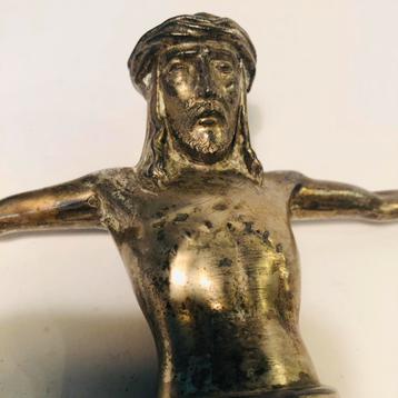 Metalen Jezus Christus voor op een houten kruis beschikbaar voor biedingen
