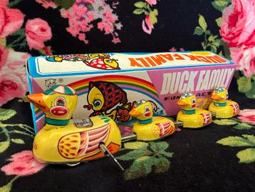 Vintage blikken eenden familie opwindbaar beschikbaar voor biedingen