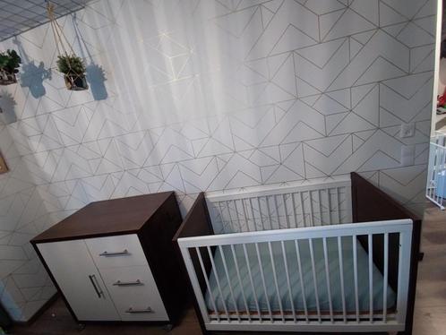 Zeer nette commode en ledikant, Kinderen en Baby's, Kinderkamer | Complete kinderkamers, Gebruikt, Jongetje of Meisje, Ophalen of Verzenden