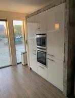 STRAKKE HOOGGLANS KEUKEN MET KASTENWAND DIRECT LEVERBAAR, Ophalen, Wit, Hoekkeuken, Graniet of Steen