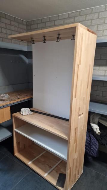 Garderobe kapstok met extra bergruimte beschikbaar voor biedingen