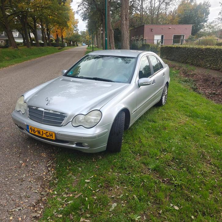 Mercedes-Benz C-Klasse 1.8 C180 Kompr Sedan 2003 Grijs, Auto's, Mercedes-Benz, Particulier, C-Klasse, Benzine, D, Sedan, Handgeschakeld