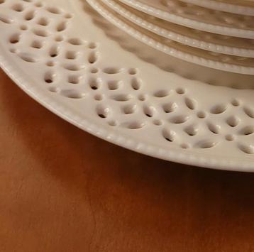 Anne Nichols Stoke on Trent creamware bordjes ajour servies beschikbaar voor biedingen