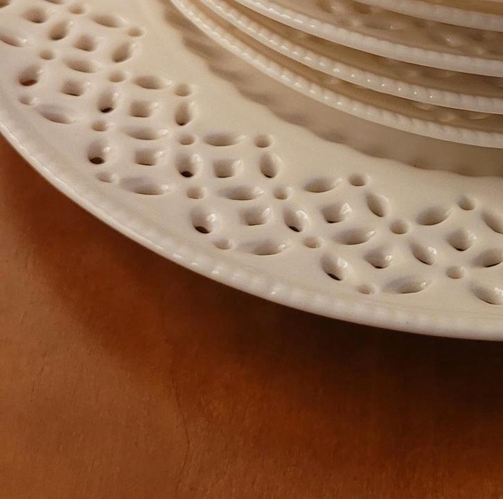 Anne Nichols Stoke on Trent creamware bordjes ajour servies, Antiek en Kunst, Antiek | Servies los, Ophalen of Verzenden