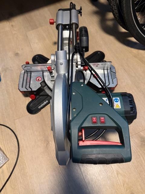 Metabo KGS 254 M afkortzaag, Doe-het-zelf en Verbouw, Gereedschap | Zaagmachines, Gebruikt, Afkortzaag, 1200 watt of meer, 30 tot 70 mm