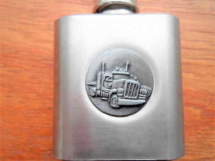 Zakflacon Truck aan sleutelhanger., Antiek en Kunst, Curiosa en Brocante, Ophalen of Verzenden