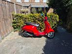 Mooie rode Vespa Primavera 4 takt bouwjaar 2017, Fietsen en Brommers, Snorfietsen en Snorscooters, Ophalen, Gebruikt, Vespa
