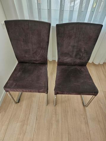 2 Eetkamerstoelen  beschikbaar voor biedingen